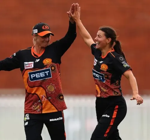 क्या कप्तान सोफी डिवाइन ने 3 विकेट लेकर एडिलेड स्ट्राइकर्स को हराया?