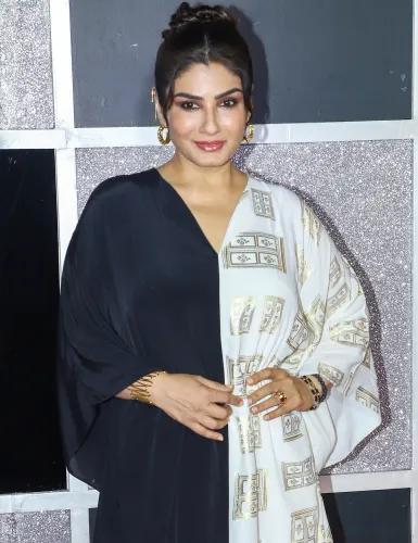 How Did Raveena Tandon's 'Dad' Kader Khan Support Her During Tough Times?