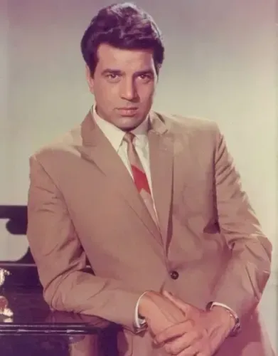 What Happened When the Producer Paid Dharmendra His First Signing Amount?