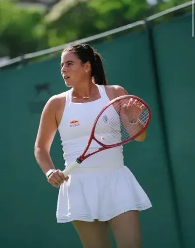 Wimbledon 2026: Bouzkova, Navarro reach third round with contrasting wins