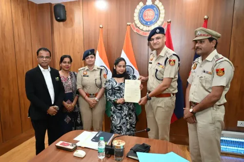 Courageous Woman Defeats Mobile Snatchers, Recognized by Delhi Police
