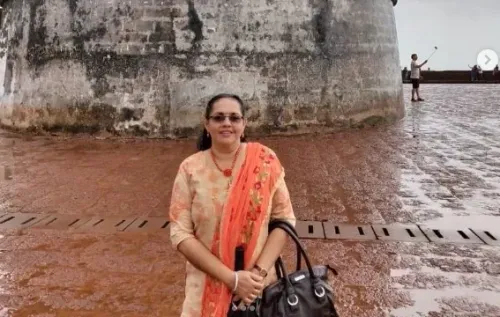 How Did a Woman Passenger Save an Elderly Man from Falling Off a Moving Train in Kerala?