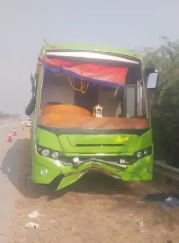 यमुना एक्सप्रेसवे पर हादसा, बाल-बाल बचे यात्री, दिल्ली से वाराणसी जा रही थी बस