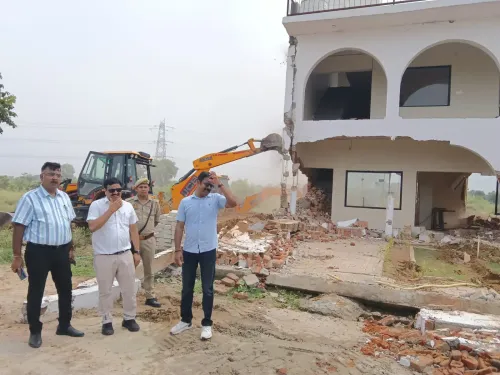 यमुना प्राधिकरण का बुलडोजर अभियान: अलीगढ़ के टप्पल में ₹450 करोड़ की अवैध कॉलोनियाँ ध्वस्त