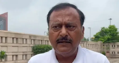क्या भाजपा को लालू प्रसाद यादव के पारिवारिक मामले में हस्तक्षेप करना चाहिए?