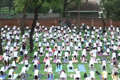पेइचिंग में 12वाँ अंतरराष्ट्रीय योग दिवस: 'योग फॉर हेल्दी एजिंग' थीम पर भारतीय दूतावास में भव्य आयोजन