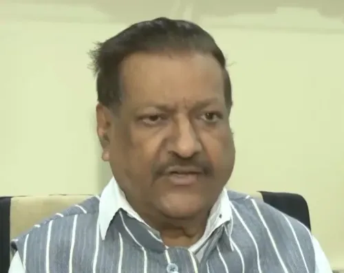 पृथ्वीराज चव्हाण का केंद्र पर हमला: 'अमित शाह संसद में आएं, माफी मांगें, तानाशाही नहीं चलेगी'