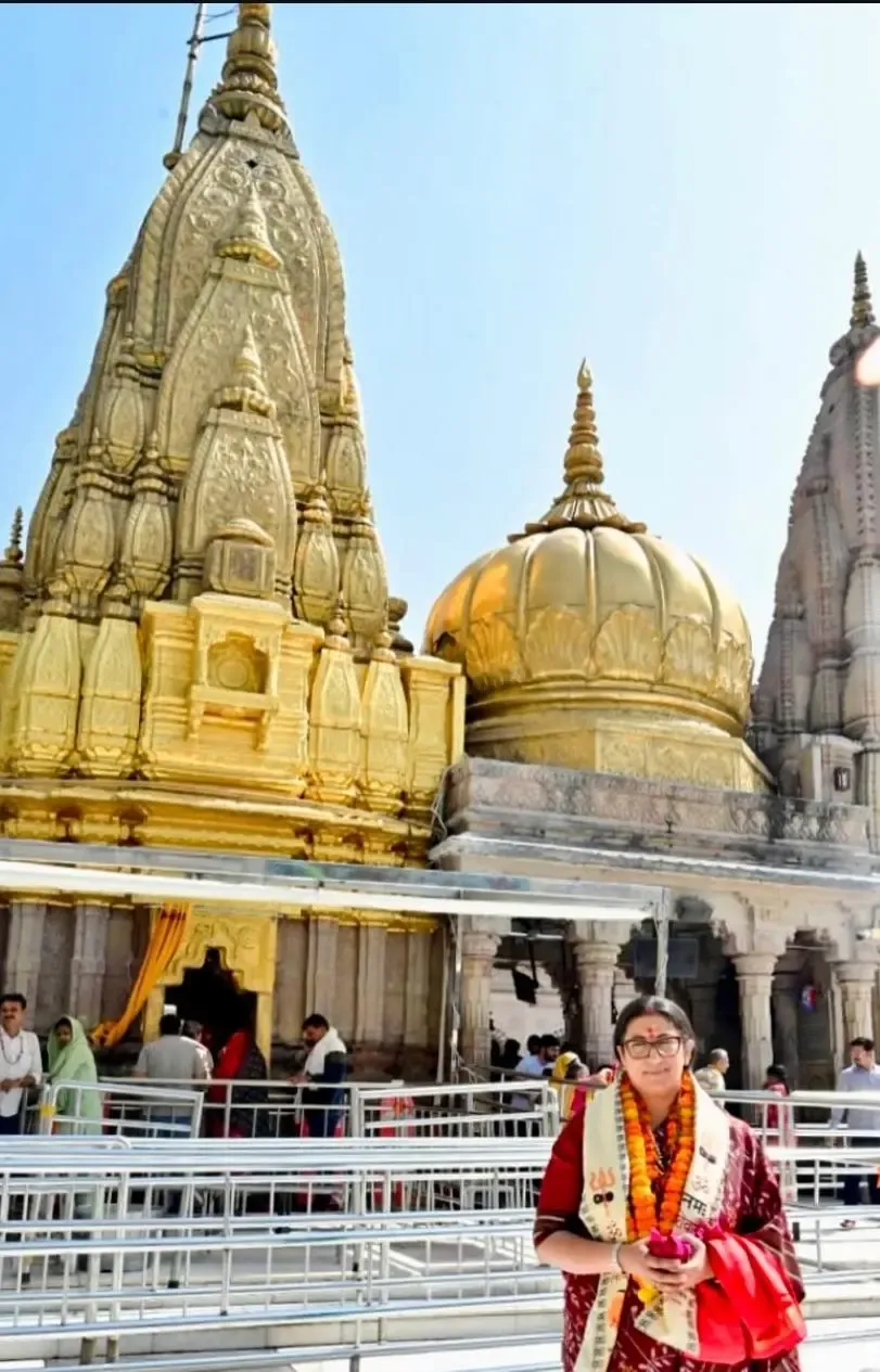 Smriti Irani Pays Homage at Kashi's Baba Vishwanath Temple