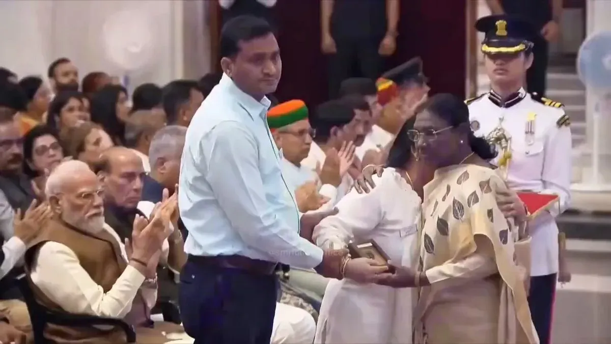 Smriti Irani Pays Tribute to Fallen Soldier and His Mother