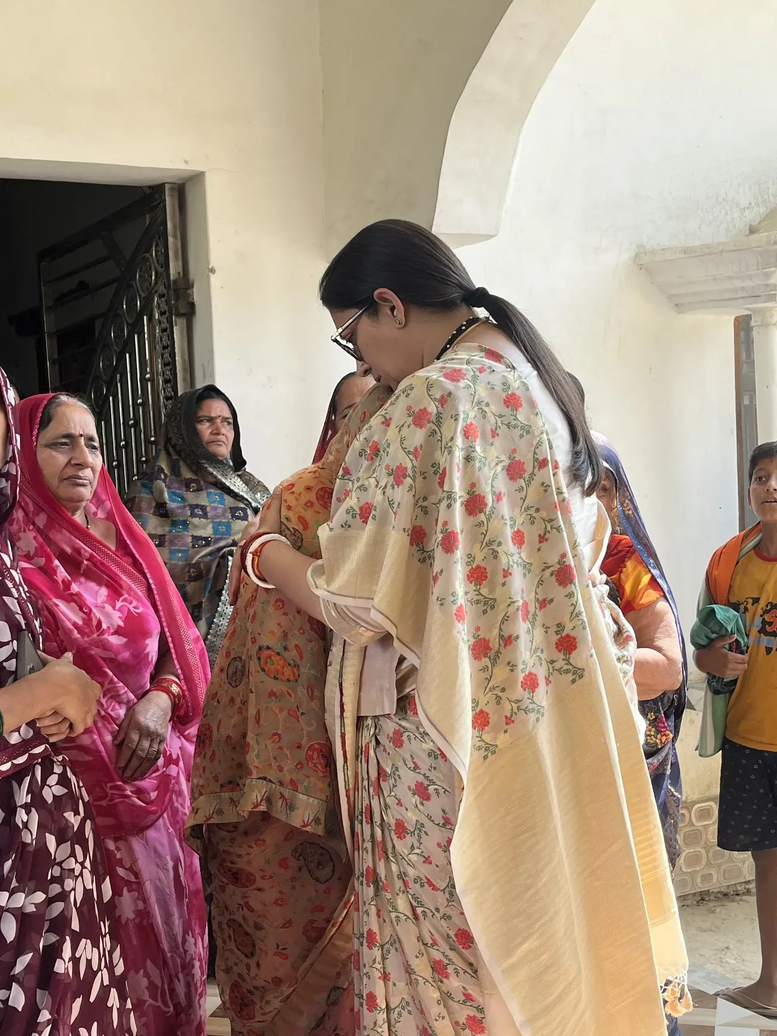 Smriti Irani Visits Amethi Martyr's Family After BSF Jawan Dies in Ladakh