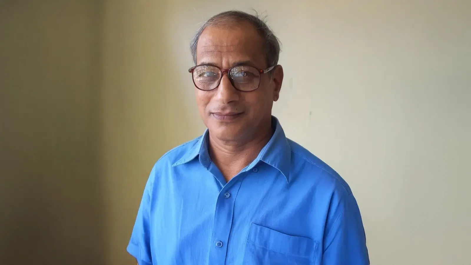 क्या मंगलेश डबराल ने पहाड़ पर लालटेन जलाकर नए युग में शत्रु की तलाश की?