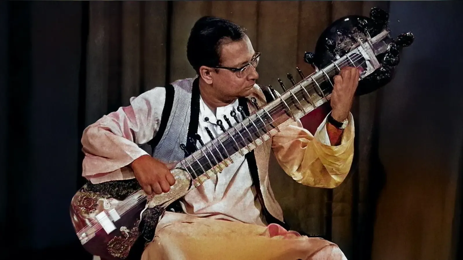 क्या स्मृति शेष में निखिल बनर्जी का सितार वादन जीवन को नया रूप देता है?