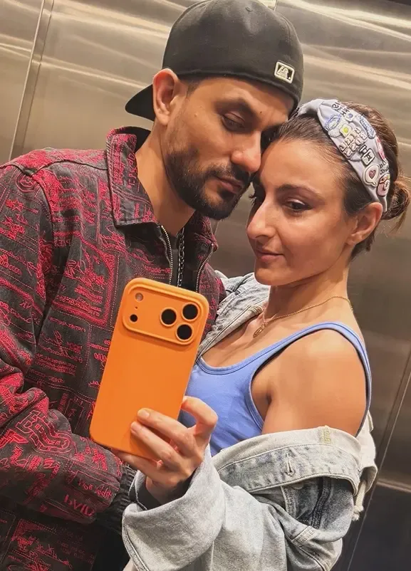 Did Soha Ali Khan Just Share a Romantic Moment with Kunal Kemmu?