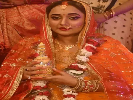 सोलह श्रृंगार कर रानी चटर्जी ने सुहागिनों को दी करवाचौथ की शुभकामनाएं