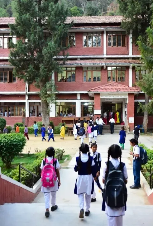 क्या सोलन के प्राइमरी गर्ल्स स्कूल में जगह और सुविधाओं की कमी है?