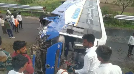 नासिक के सोमथाना घाट पर लग्जरी बस पलटी: 1 यात्री की मौत, 5 गंभीर रूप से घायल