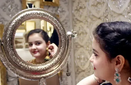 सोना-चांदी के दाम में मामूली गिरावट, लगातार तीसरे दिन कम हुई कीमतें