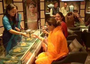 सोना-चांदी के कम हुए दाम, पीली धातु की कीमत 300 रुपए से ज्यादा गिरी