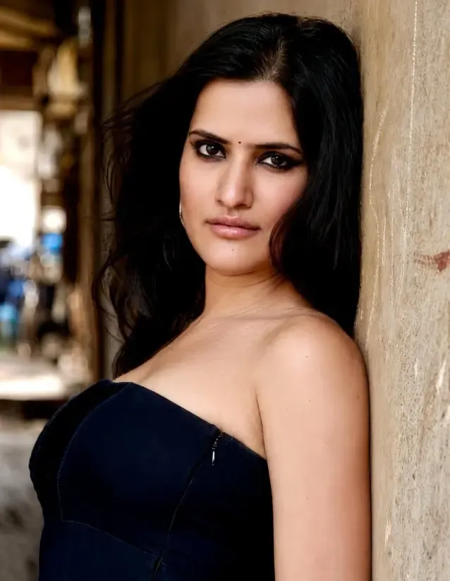 Sona Mohapatra faces political abuse avalanche after questioning Rahul Gandhi on Himachal