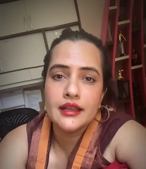 Sona Mohapatra Stands by Alia Bhatt Amid Hosting Criticism: Embrace Humor!