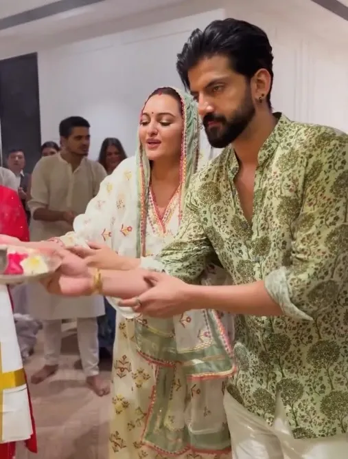 Did Sonakshi Sinha and Zaheer Iqbal Perform Ganpati Aarti at Salman Khan's House?