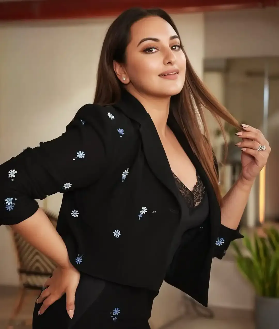 Did Sonakshi Sinha, Zeenat Aman, and Rupali Ganguly Criticize the Supreme Court's Order on Stray Dog Removal in Delhi?