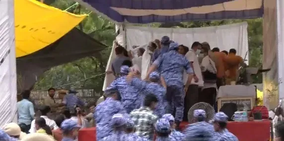 सोनम वांगचुक को दिल्ली पुलिस अस्पताल ले गई, 20 दिन की भूख हड़ताल के बाद जबरन उठाने का आरोप