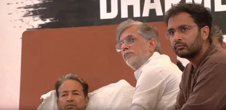 सोनम वांगचुक से मिले पवन खेड़ा; बोले-जान जोखिम में न डालें, यह सरकार लोकतांत्रिक विरोध नहीं सुनती 