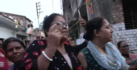 सोनारपुर में अभिषेक बनर्जी का तीखा विरोध, स्थानीय लोगों ने नौकरियाँ छीनने का लगाया आरोप