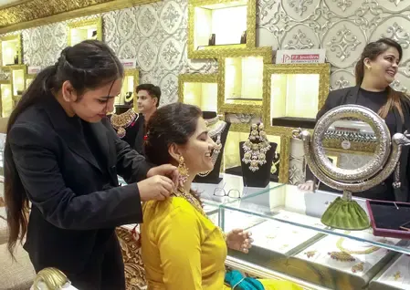 सोने की कीमत में मामूली गिरावट, चांदी के बढ़े दाम