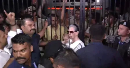 सोनिया गांधी मंदिर मार्ग थाने पहुंचीं, हिरासत में ली गईं प्रियंका से की मुलाकात