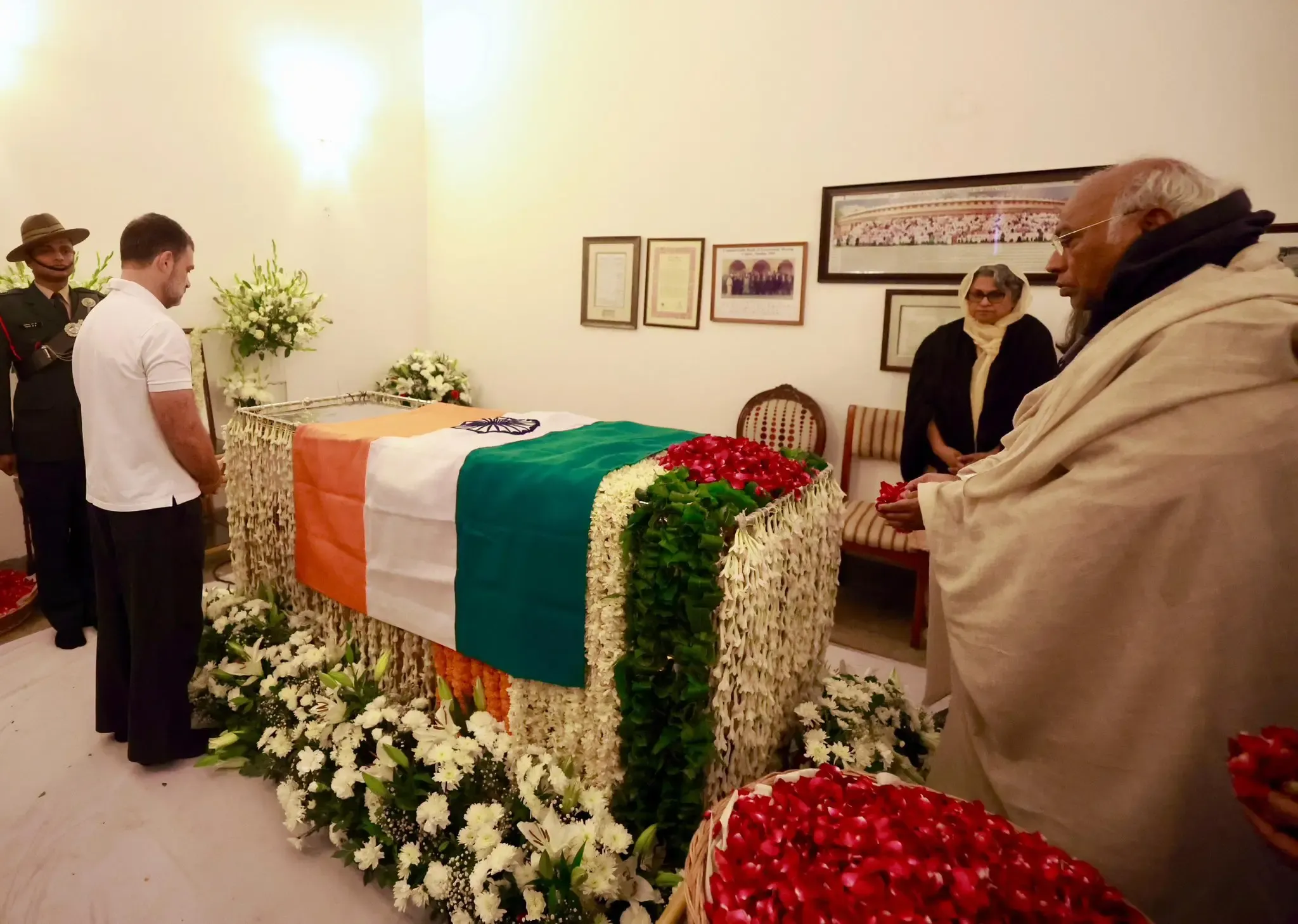 Sonia Gandhi, Rahul Gandhi, and Kharge Honor Former PM Manmohan Singh