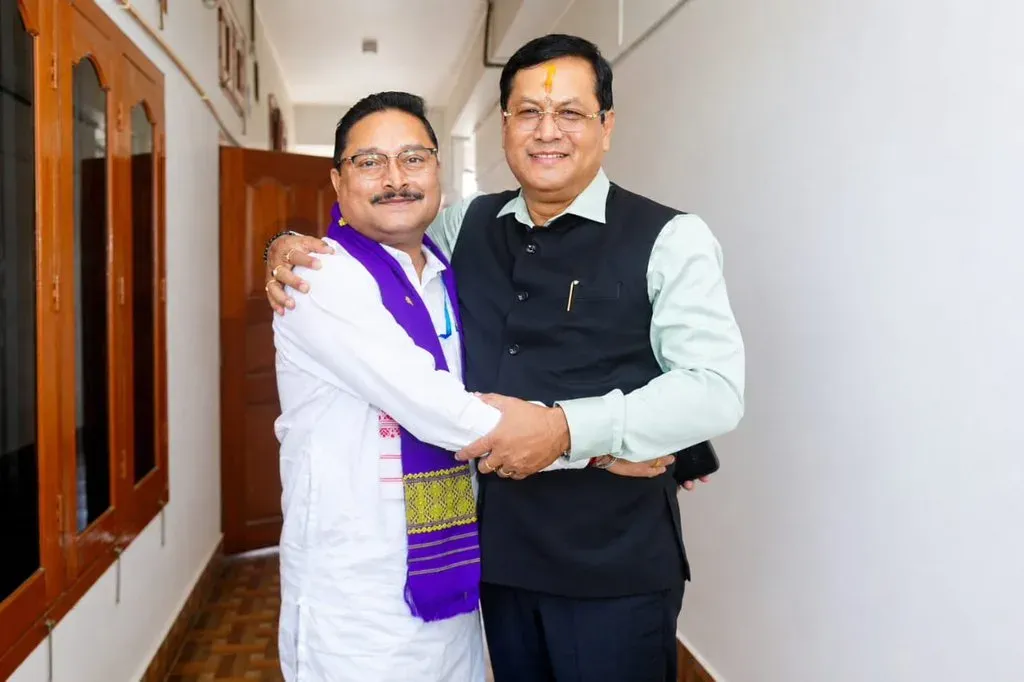 Sonowal hosts BJP Assam chief Saikia in Dibrugarh for party talks