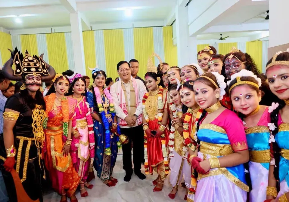 Sonowal joins Dibrugarh Durga Puja, celebrates Assamese tradition