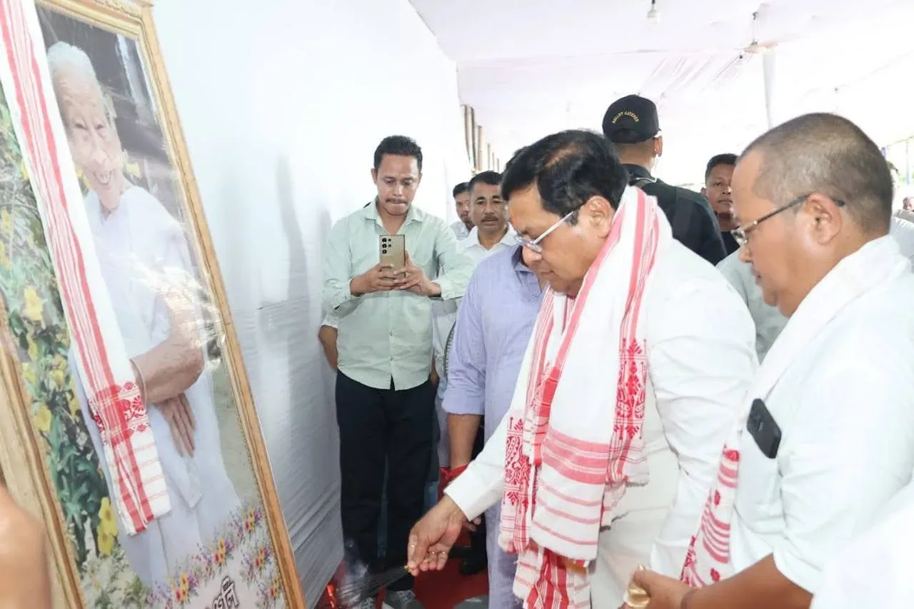 Sonowal pays condolences to Ranjit Baruah's family in Tingkhong