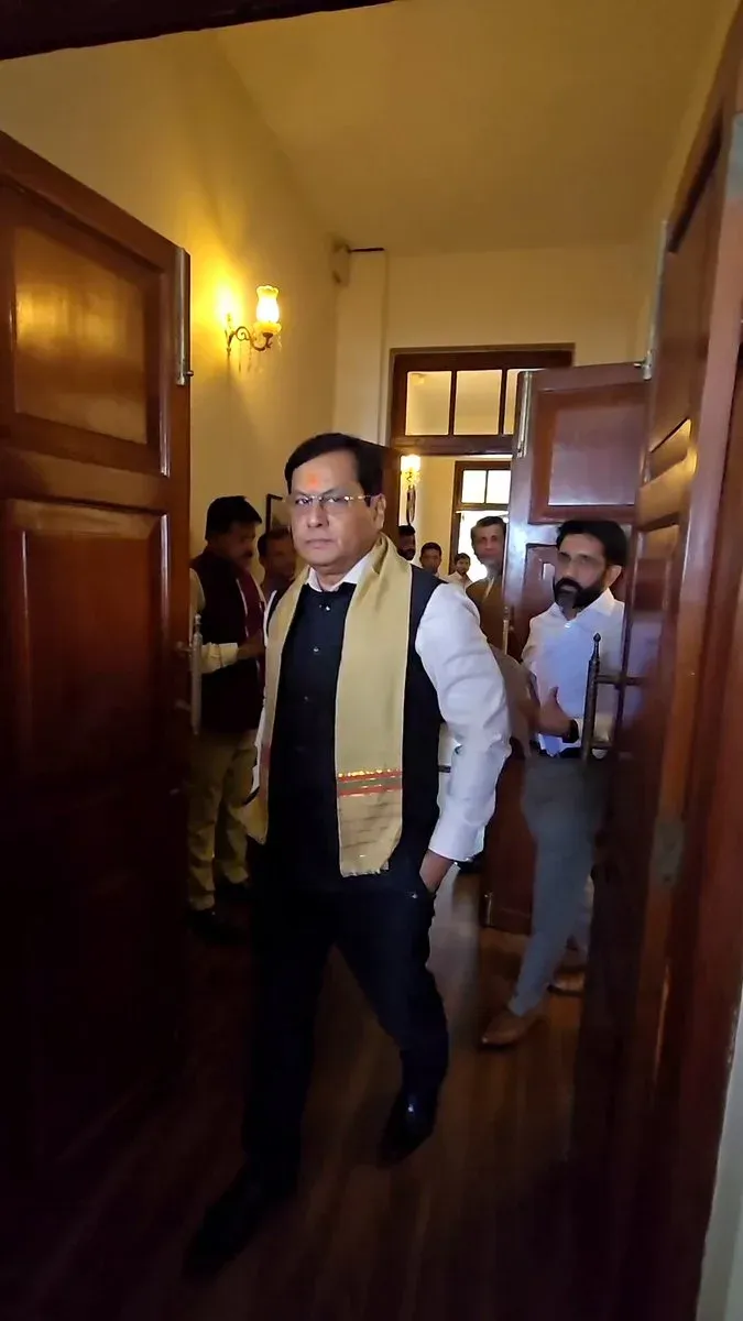 Sonowal Reviews JNPA Operations, Targets Export Efficiency