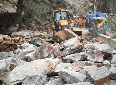 सोनप्रयाग में केदारनाथ यात्रा मार्ग पर चट्टान गिरने से एक की मौत, दूसरा गंभीर