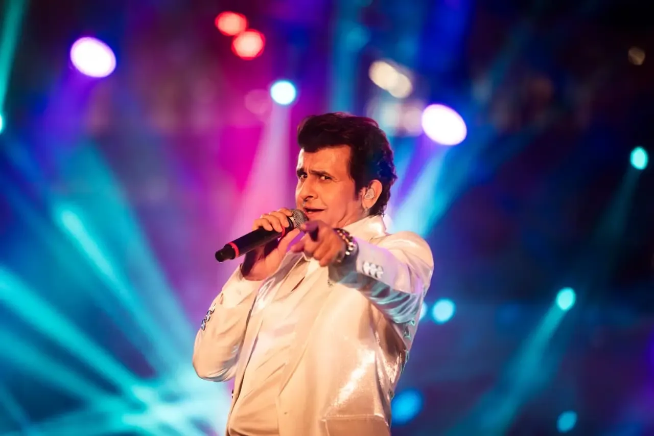 What Did Sonu Nigam Reveal About His Non-Stop 30-Song Performance in Hyderabad?