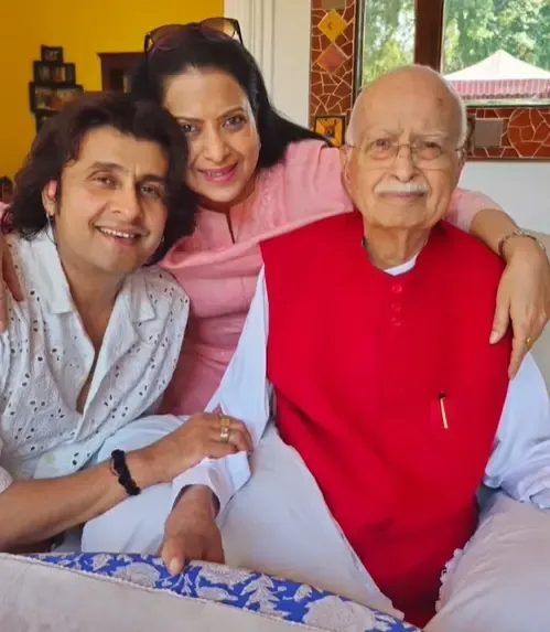 Sonu Nigam Enjoys Sindhi Cuisine During Meeting with L. K. Advani and Pratibha Advani