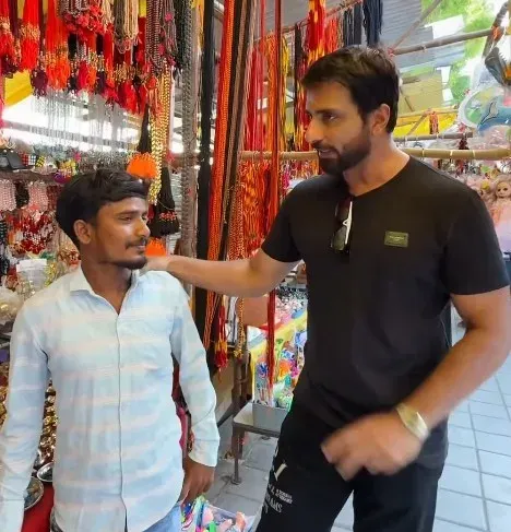 सोनू सूद की सोलापुर सिद्धेश्वर मंदिर के बाहर छोटे दुकानदारों के लिए खास अपील — मोलभाव मत करो, खरीदो ज़रूर