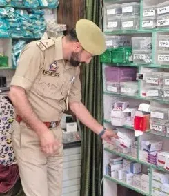सोपोर पुलिस का नशा मुक्त अभियान: तारजू में मेडिकल स्टोरों की औचक जांच, कोडीन-ट्रामाडोल रिकॉर्ड खंगाले