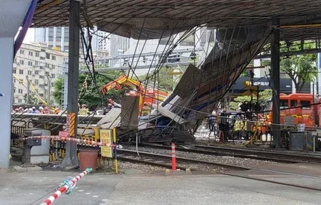 Seoul overpass collapse kills 3: Seosomun girders fall during demolition