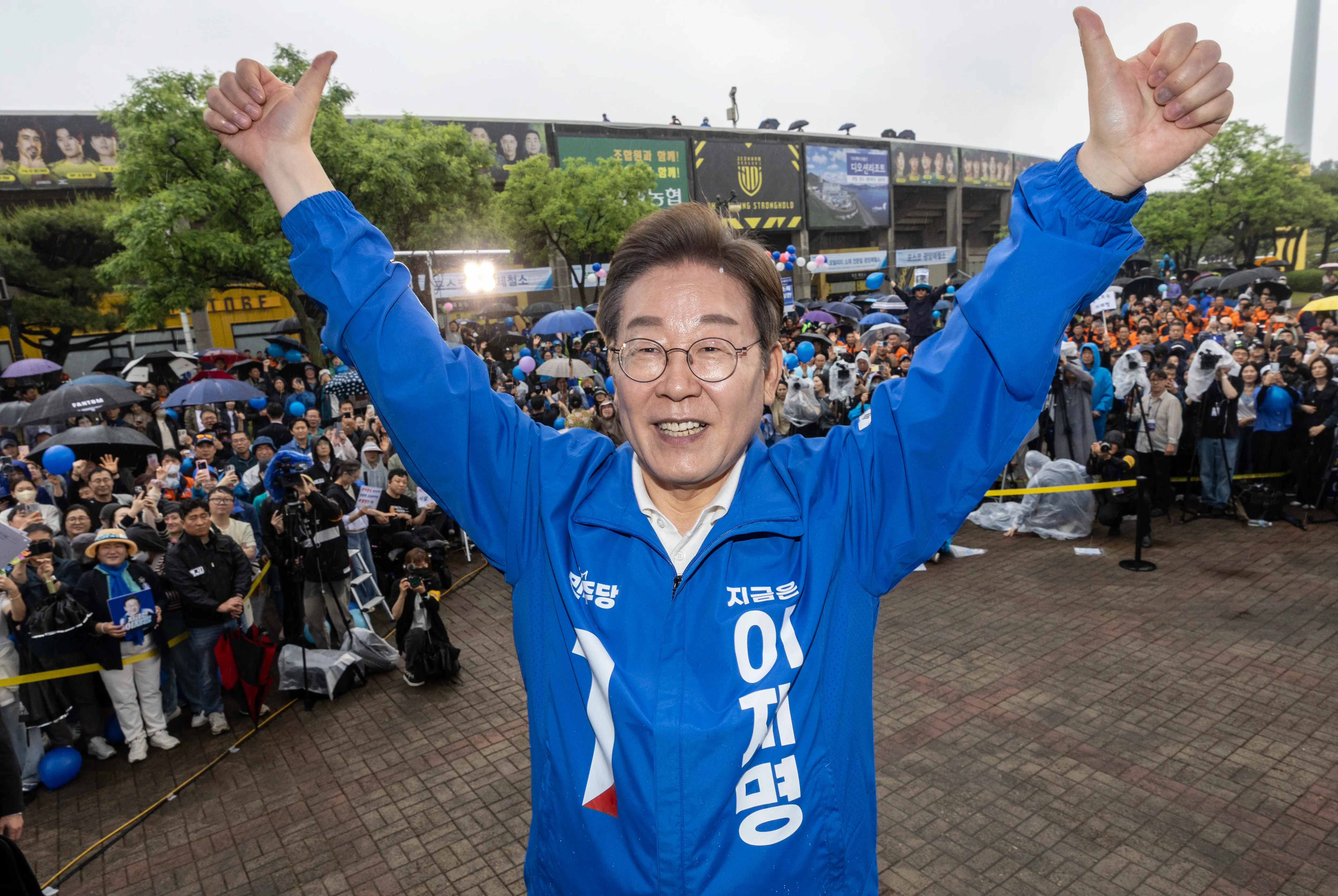 Is South Korea's DP's Lee Gaining Momentum in a Liberal Stronghold While PPP's Kim Apologizes for Martial Law?