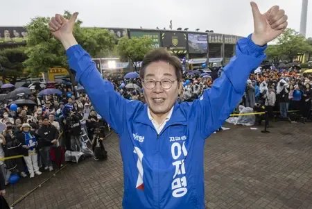Is South Korea's DP's Lee Gaining Momentum in a Liberal Stronghold While PPP's Kim Apologizes for Martial Law?