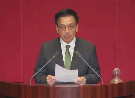 Why Did South Korea's Finance Minister Choi Resign?
