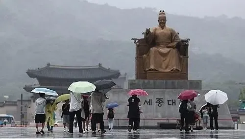 Seoul floods: Heavy rain batters South Korea's capital, 129 emergency calls logged