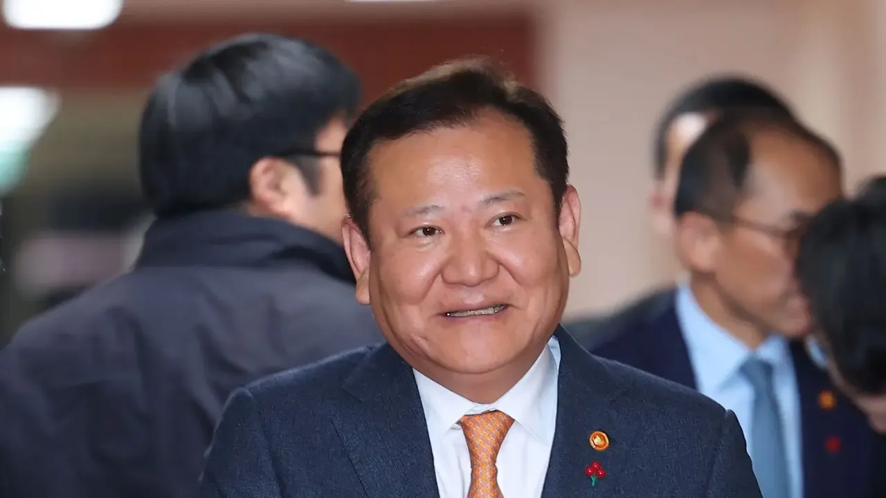 South Korea: Interior Minister Lee Sang-min Resigns Amid Martial Law Crisis