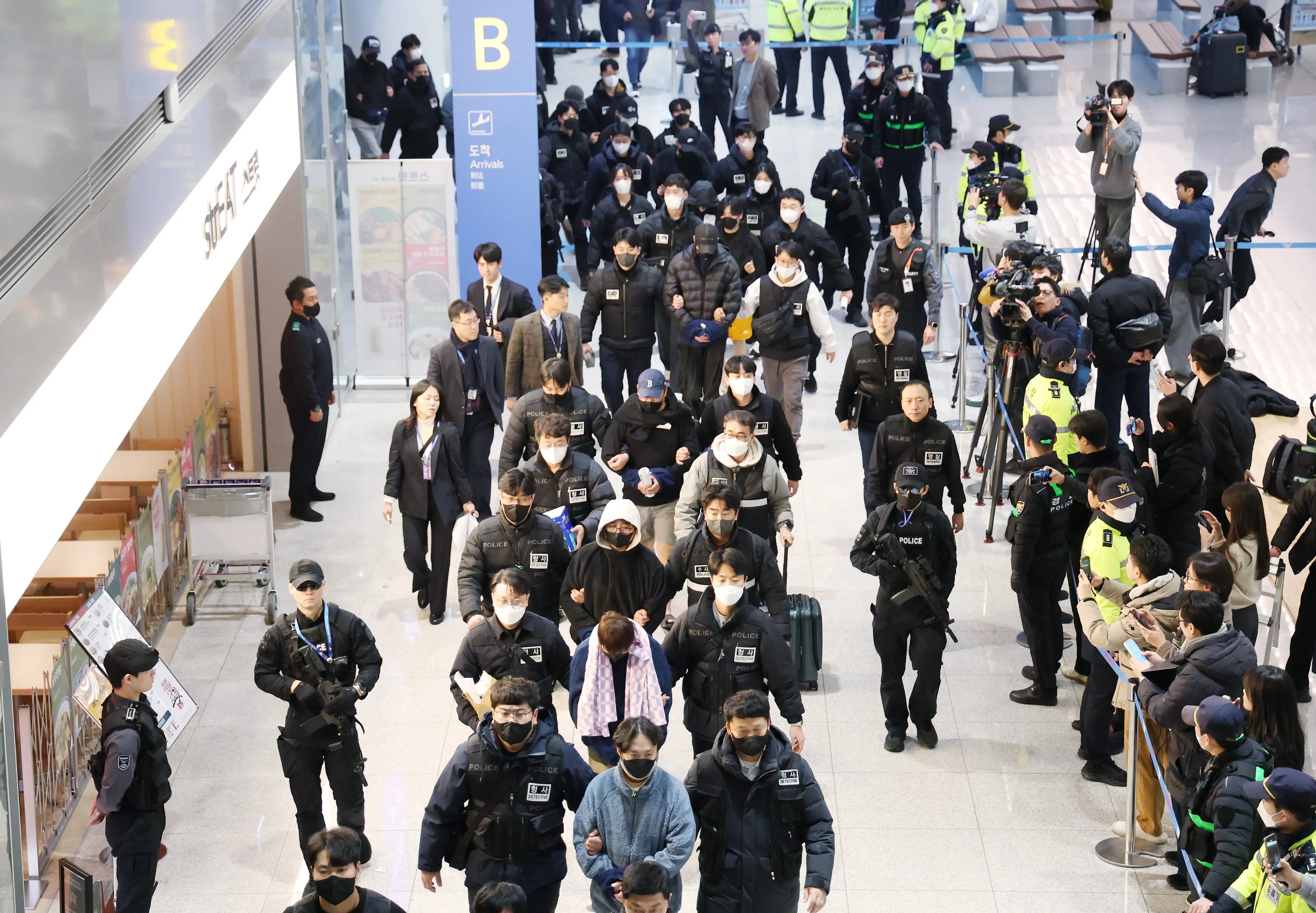 Could South Korea's Prosecutors Secure Arrest Warrants for 72 Online Scam Suspects Repatriated from Cambodia?