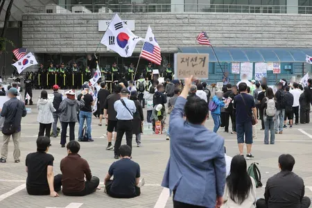 South Korea ballot shortage protests: Fourth day of rallies in Seoul