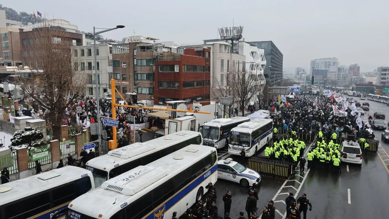 South Korea: Protests for and against Yoon's Impeachment Continue Near Presidential Residence for Third Day